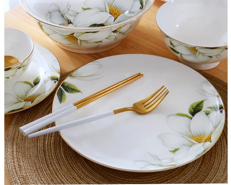 Prato Redondo em Porcelana Fina – Detalhe Floral com Borda Dourada