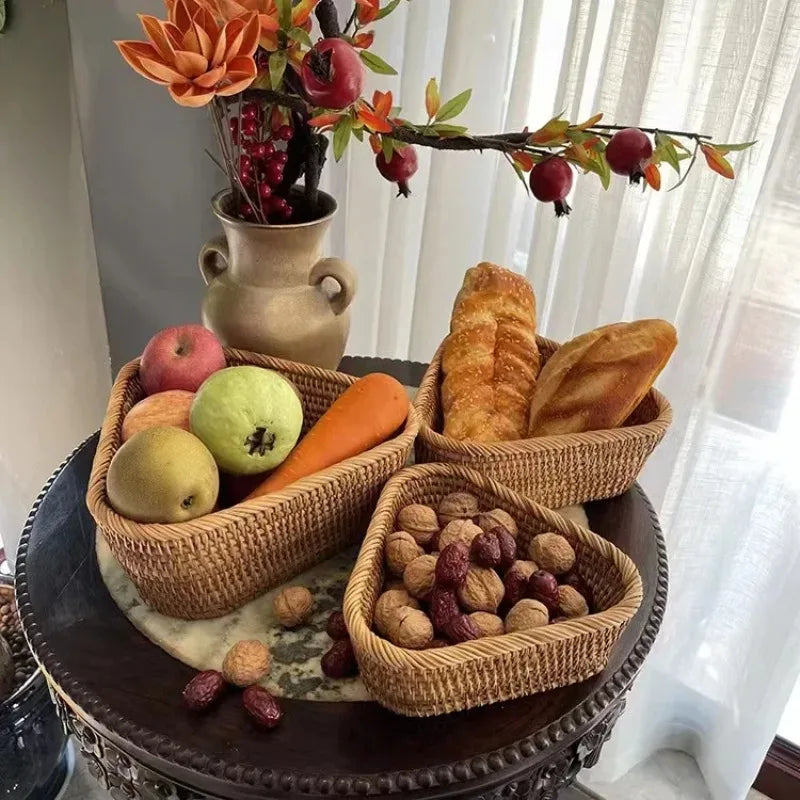 cesto de rattan artesanal, fruteira de rattan natural, cesta decorativa para frutas, organizador de frutas rústico, fruteira elegante de rattan, cesto artesanal para mesa, cesta de frutas sofisticada, fruteira sustentável rattan, fruteira decorativa para cozinha, Center Doce Lar