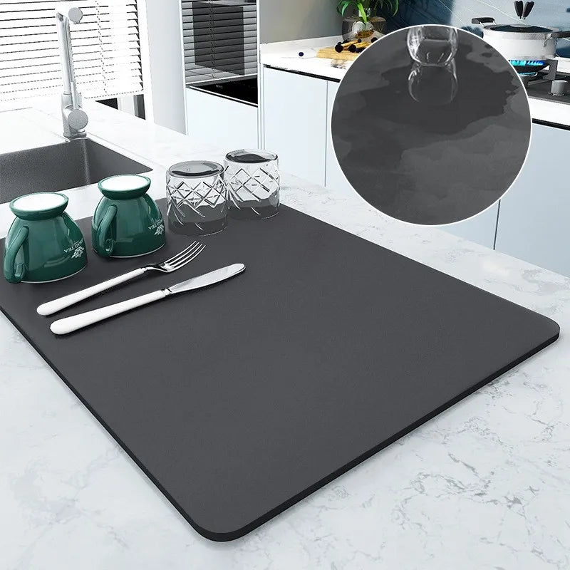 Tapete escorredor multifuncional, prático e moderno, cozinha organizada, alta absorção, proteção para balcão, design versátil, antiderrapante, secagem eficiente, tapete decorativo, retenção de líquidos, ideal para pia, fácil de limpar, acessório para cozinha, organização inteligente, tapete durável, estilo funcional, decoração moderna, escorredor de louças, fácil manutenção, tapete essencial. Center Doce Lar.