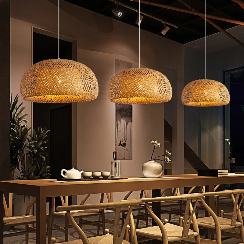 Lustre de Bambu, Lustre Artesanal, Lustre de Madeira, Lustre Natural, Lustre Estilo Japonês, Lustre de Design Exclusivo, Lustre para Sala de Estar, Lustre para Restaurantes, Lustre para Hotéis, Lustre Ecológico, Lustre LED E27, Lustre Trançado à Mão, Lustre Sofisticado, Lustre Moderno e Tradicional, Lustre com Bambu Tricotado, Lustre Durável, Lustre Elegante, Lustre Acolhedor, Lustre para Decoração Sustentável, Lustre de Iluminação Suave. Center Doce Lar