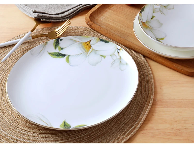 Prato Redondo em Porcelana Fina – Detalhe Floral com Borda Dourada