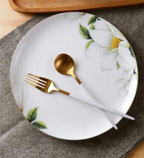 Prato Redondo em Porcelana Fina – Detalhe Floral com Borda Dourada