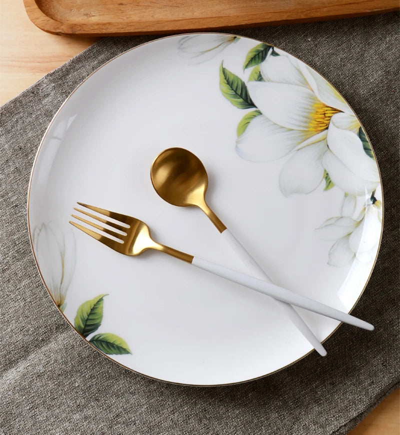 Prato Redondo em Porcelana Fina – Detalhe Floral com Borda Dourada