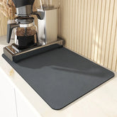 Tapete escorredor multifuncional, prático e moderno, cozinha organizada, alta absorção, proteção para balcão, design versátil, antiderrapante, secagem eficiente, tapete decorativo, retenção de líquidos, ideal para pia, fácil de limpar, acessório para cozinha, organização inteligente, tapete durável, estilo funcional, decoração moderna, escorredor de louças, fácil manutenção, tapete essencial. Center Doce Lar.