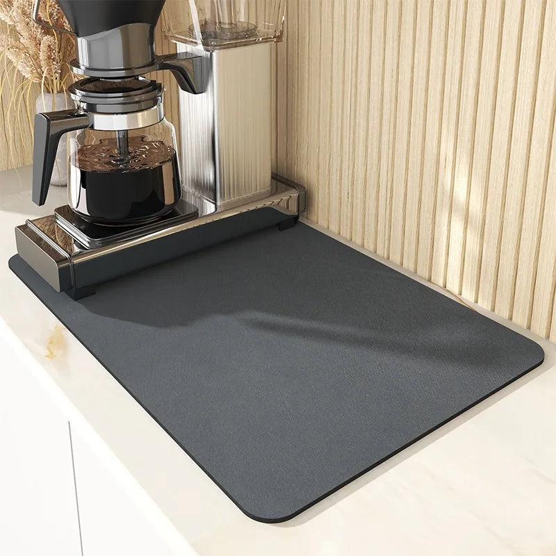 Tapete escorredor multifuncional, prático e moderno, cozinha organizada, alta absorção, proteção para balcão, design versátil, antiderrapante, secagem eficiente, tapete decorativo, retenção de líquidos, ideal para pia, fácil de limpar, acessório para cozinha, organização inteligente, tapete durável, estilo funcional, decoração moderna, escorredor de louças, fácil manutenção, tapete essencial. Center Doce Lar.