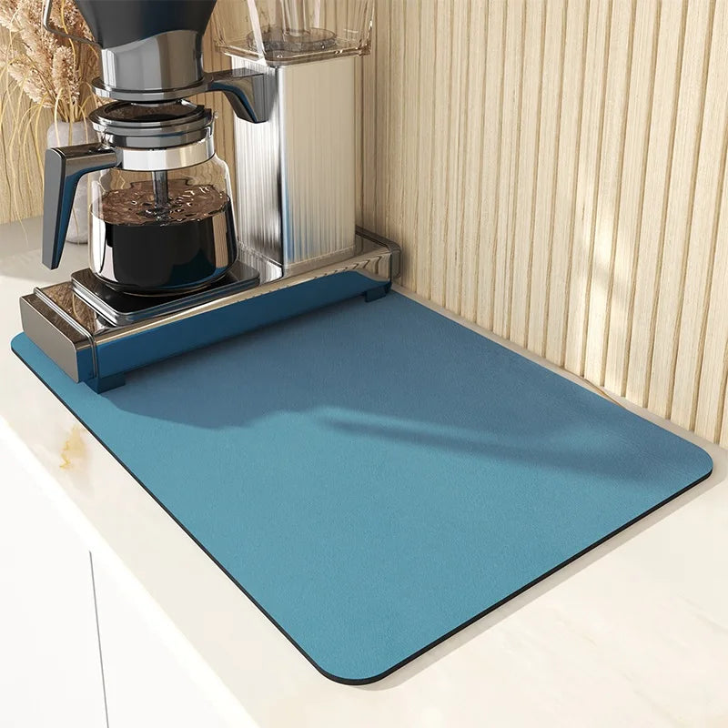 Tapete escorredor antiderrapante, segurança na cozinha, base de borracha, proteção para pia, retenção de líquidos, escorredor prático, design moderno, lavável, tapete estável, organização eficiente, secagem rápida, decoração funcional, tapete retangular, durabilidade, antiderrapante premium, toque elegante, utensílio para cozinha, acessório essencial, proteção contra quedas, multifuncional. Center Doce Lar.