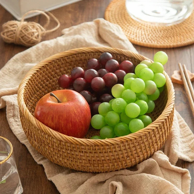 cesto de rattan artesanal, fruteira de rattan natural, cesta decorativa para frutas, organizador de frutas rústico, fruteira elegante de rattan, cesto artesanal para mesa, cesta de frutas sofisticada, fruteira sustentável rattan, fruteira decorativa para cozinha, Center Doce Lar