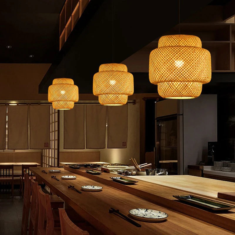 Lustre de Bambu, Lustre Artesanal, Lustre de Madeira, Lustre Natural, Lustre Estilo Japonês, Lustre de Design Exclusivo, Lustre para Sala de Estar, Lustre para Restaurantes, Lustre para Hotéis, Lustre Ecológico, Lustre LED E27, Lustre Trançado à Mão, Lustre Sofisticado, Lustre Moderno e Tradicional, Lustre com Bambu Tricotado, Lustre Durável, Lustre Elegante, Lustre Acolhedor, Lustre para Decoração Sustentável, Lustre de Iluminação Suave. Center Doce Lar